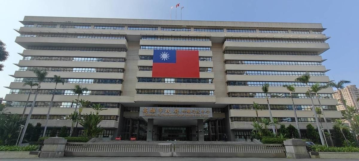 高市府四維行政中心10月起懸掛全台地方政府最大面國旗。 圖：高雄市政府/提供
