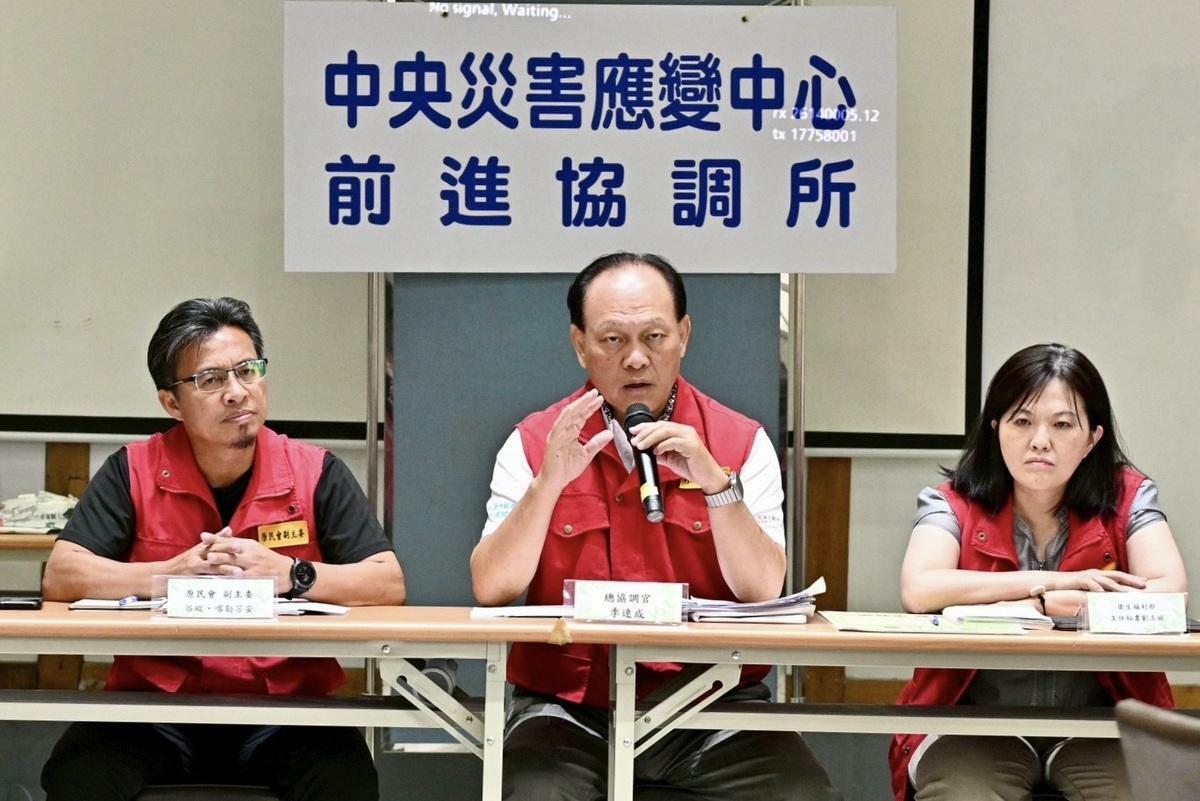中央災害應變中心前進協調所總協調官行政院政委季連成（中）。 圖：高逸帆／攝