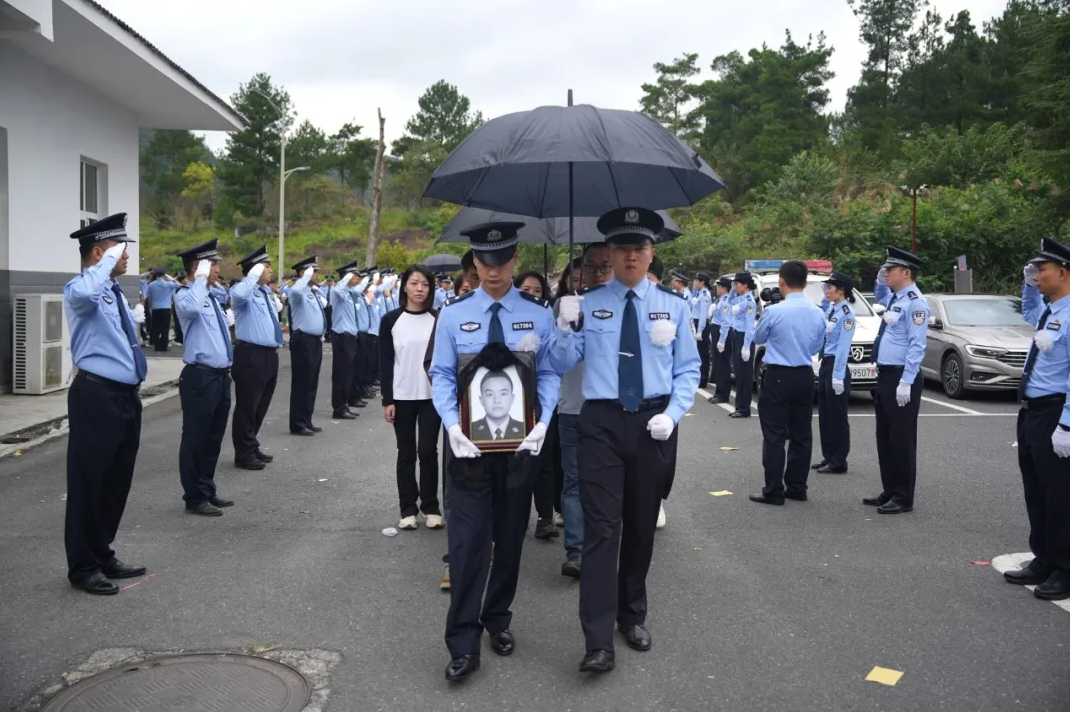 在中國西南的貴州省，黔南州獨山縣公安局百泉派出所副所長何貴昌，於 10 月 1 日執勤期間遭遇襲擊，經搶救無效殉職，年僅 31 歲。 圖:翻攝自觀察者