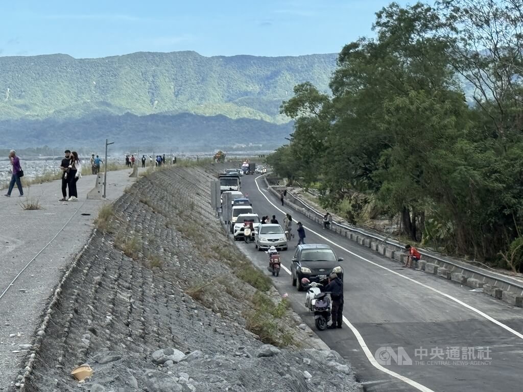 花蓮馬太鞍溪橋涵管便道10日下午3時開放通車，初期先限小型車及搶救災等緊急車輛通行。正式開放前，北上車道處已出現超過50輛車輛等待。 圖 : 中央社/ 提供