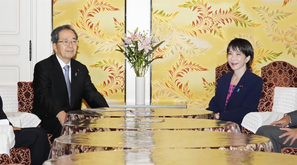 日本執政聯盟自民黨與公明黨10日召開黨魁會談協商聯合執政，自民黨總裁高市早苗（右）與公明黨代表齊藤鐵夫（左）會面。（共同社）