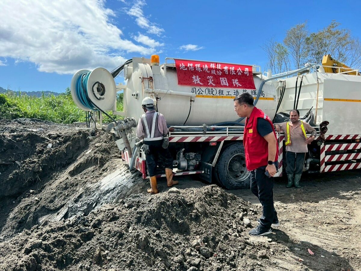 環境部長彭啓明指出，光復鄉災後產生的淤泥與廢棄物已經超過12萬公噸，預估最高可能達100萬公噸。 圖：取自彭啟明臉書