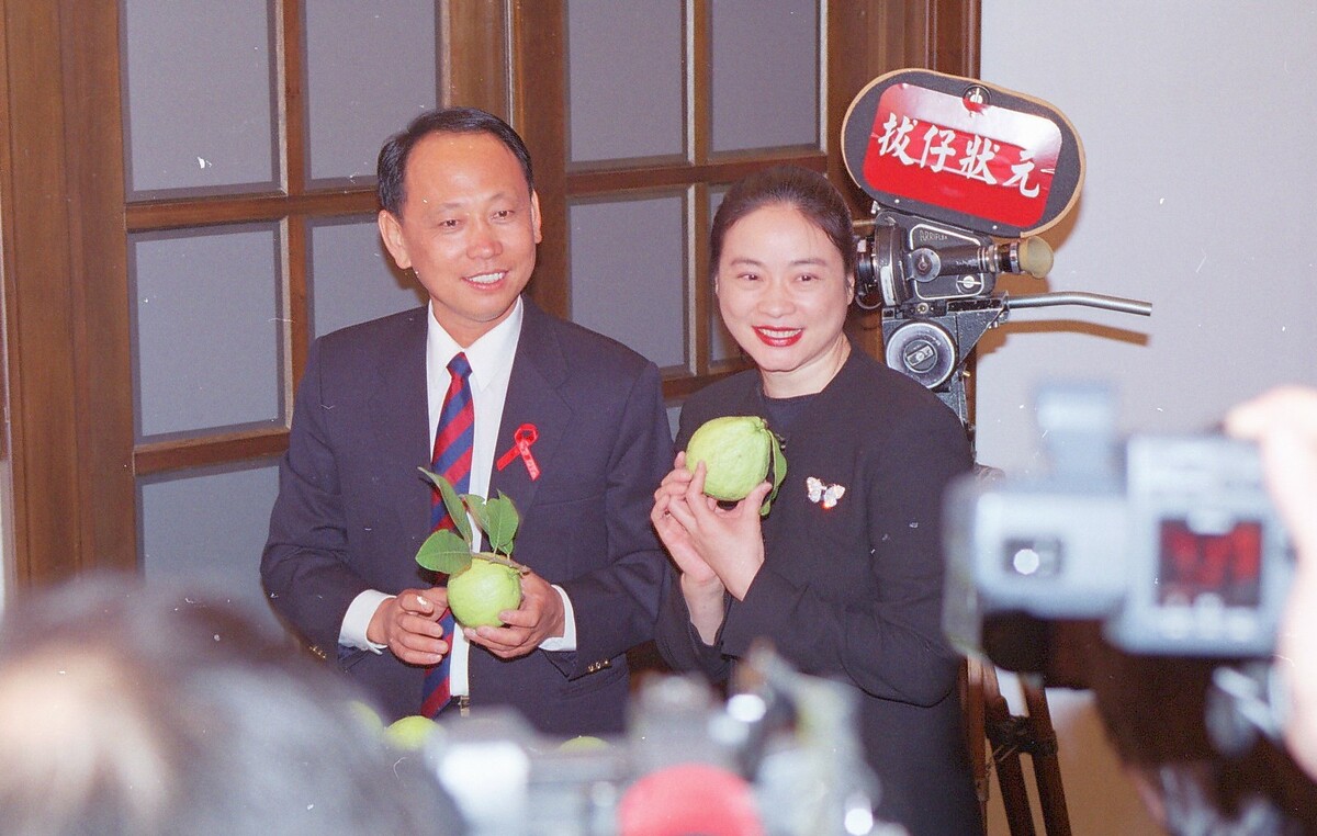 時報出版社在台北前美國大使館官邸，為蔡國顯(左)的《拔仔狀元》舉辦全球新書發表會，為該書寫序推薦的亞太影展和金馬獎雙料影后陸小芬(右)親自出席站台宣傳。 圖：蔡國顯/提供
