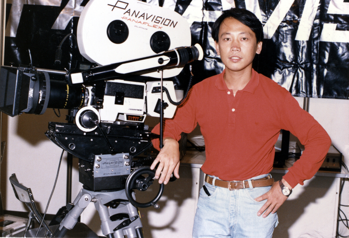 蔡國顯和世界著名的美國Panavision電影35釐米攝影機合影。 圖：蔡國顯/提供