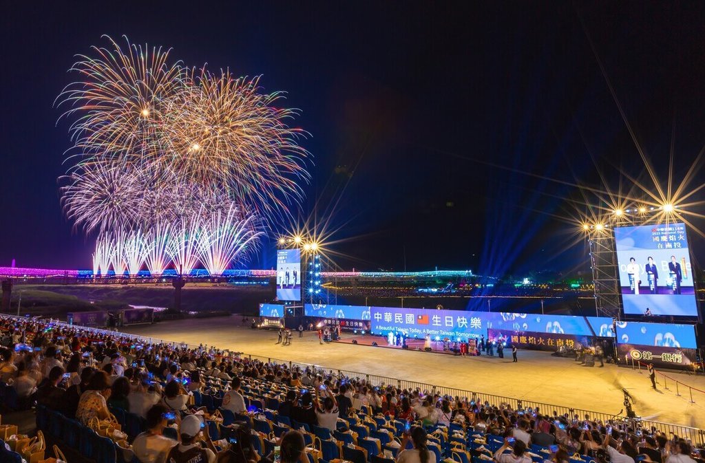 114年國慶焰火在南投，10日晚間盛大登場，施放焰火數量達4萬3000多發、時間長達40分鐘，還有從沒看過的七彩水墨焰火，璀璨絢麗令人目不轉睛。（南投縣政府提供）