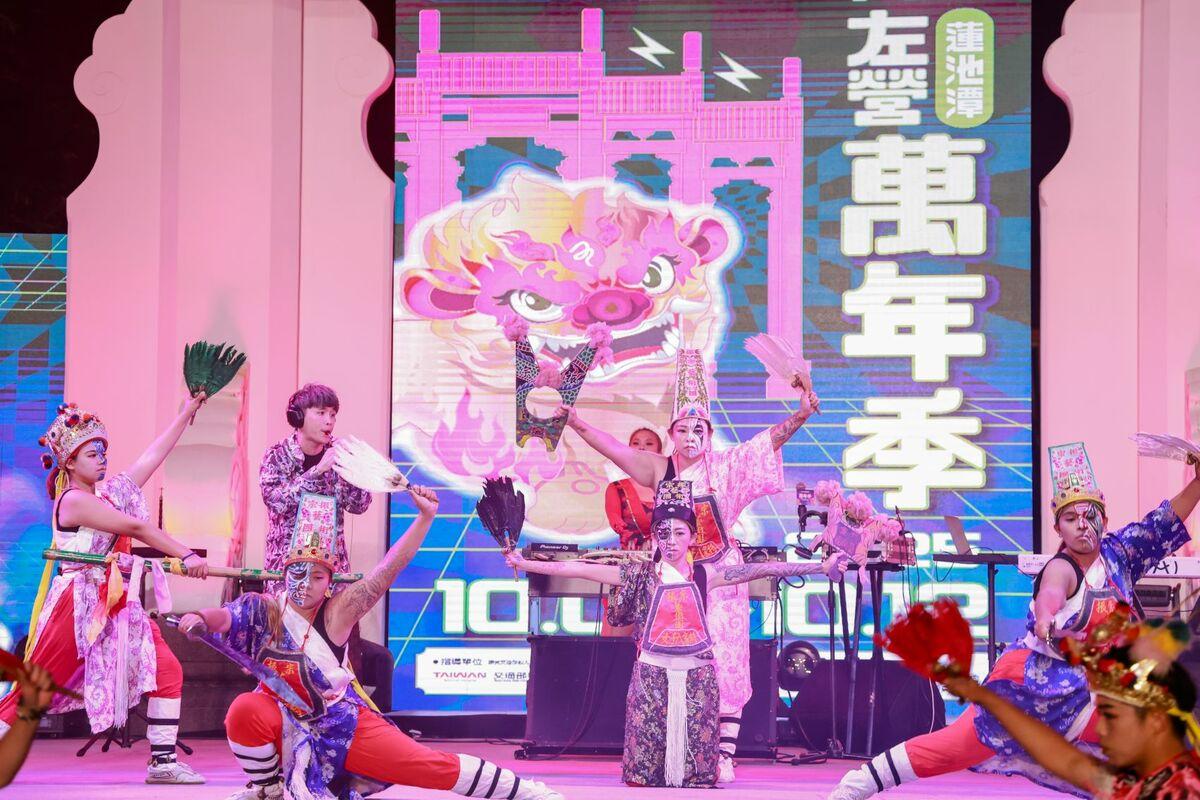 家將大戲結合傳統藝陣搭配電音跨界演出。 圖：高雄市民政局/提供