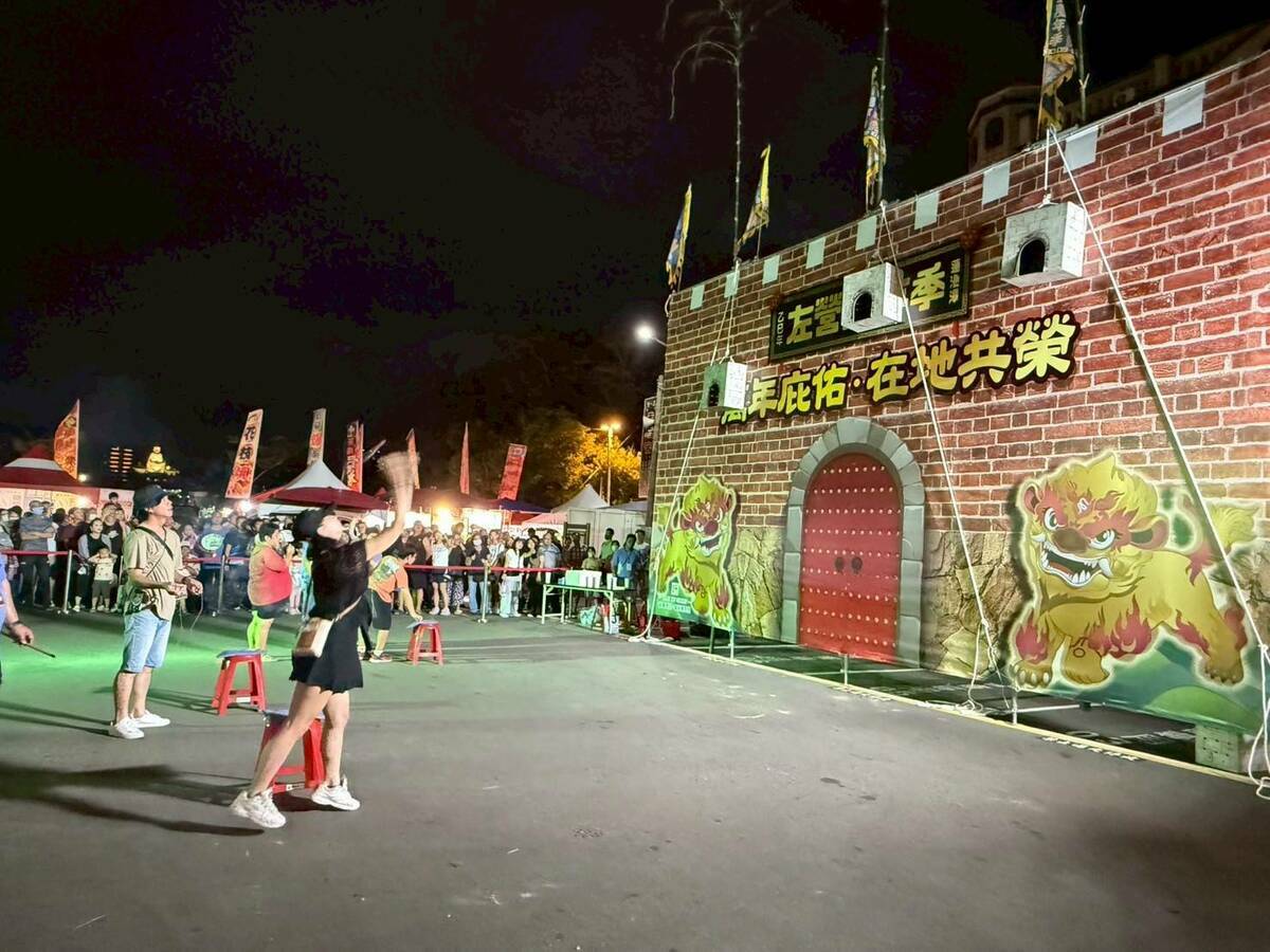 攻炮城競賽現場炮聲不絕於耳、熱力四射，爭奪「攻炮英雄」榮耀。  圖：高雄市民政局/提供