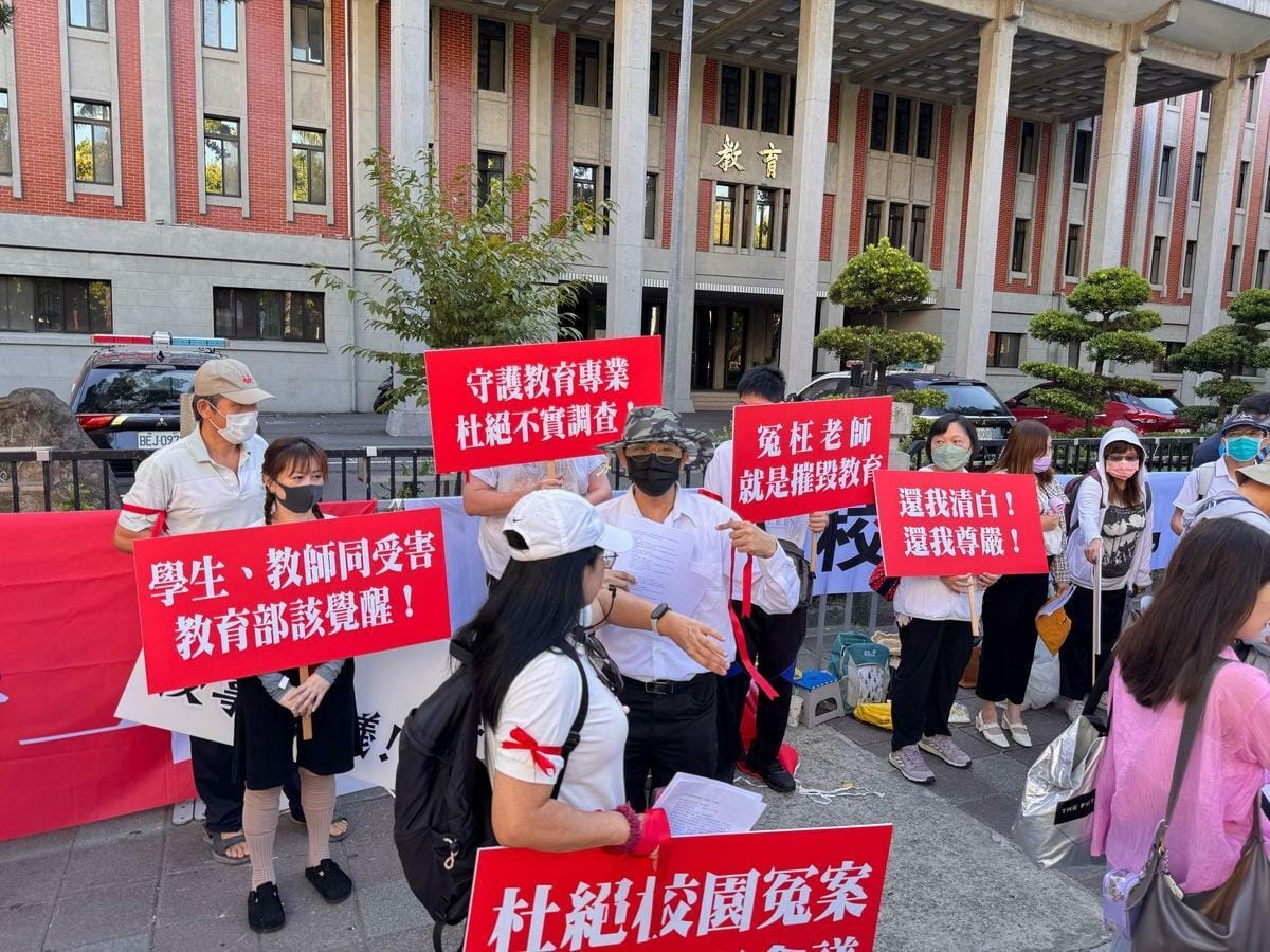 9月28日籌備中的「全國教育權益保障協會」於教育部大門前抗議「校事會議」制度。    圖：全國教育保障協會／提供
