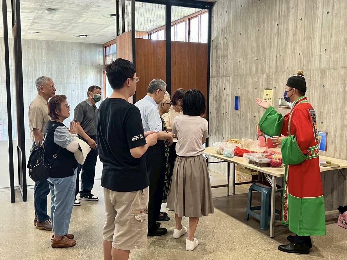 民眾黨前主席柯文哲與家人，到納骨塔祭拜柯文哲父親柯承發。 圖：柯文哲臉書