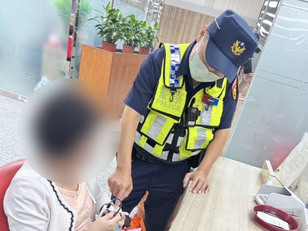 台中市有婦人2度到銀行匯款，欲購買中國藝人海外演唱會門票，但因匯款帳戶有異加票價不合行情，警方識破這是詐騙手法，即時攔阻。（民眾提供）中央社記者趙麗妍傳真 114年10月11日