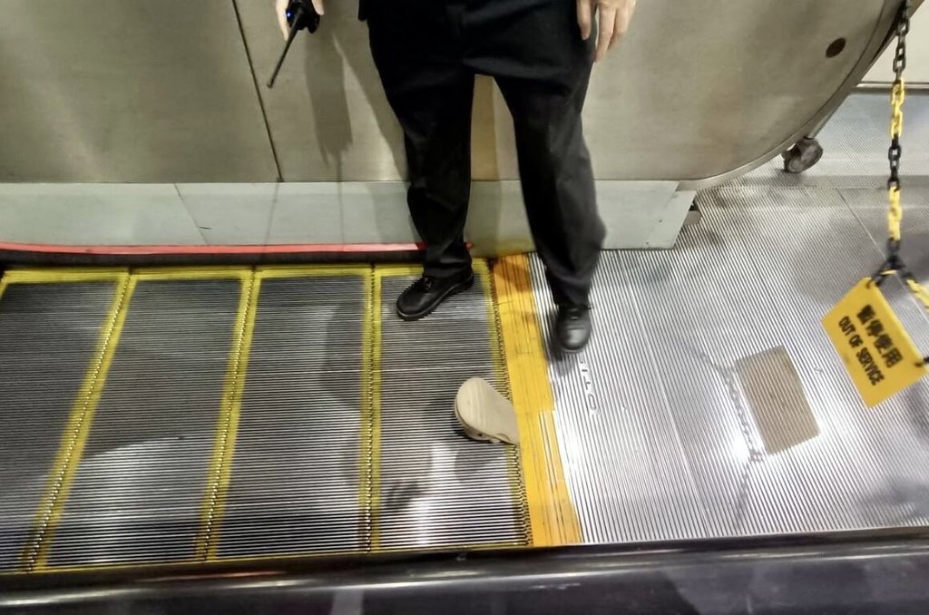 台北捷運板南線新埔站，11日中午傳出站內手扶梯遭乘客的膠鞋卡住（圖），手扶梯故障晃動造成乘客跌倒。消防局將其中1名傷者送醫治療。（民眾提供）中央社記者黃旭昇新北傳真  114年10月11日