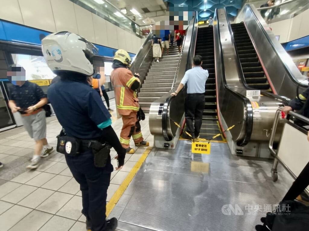 台北捷運板南線新埔站，11日中午傳出站內手扶梯遭乘客的膠鞋卡住，手扶梯故障晃動造成乘客跌倒。警方據報前往現場調查。（翻攝畫面）中央社記者黃旭昇新北傳真  114年10月11日
