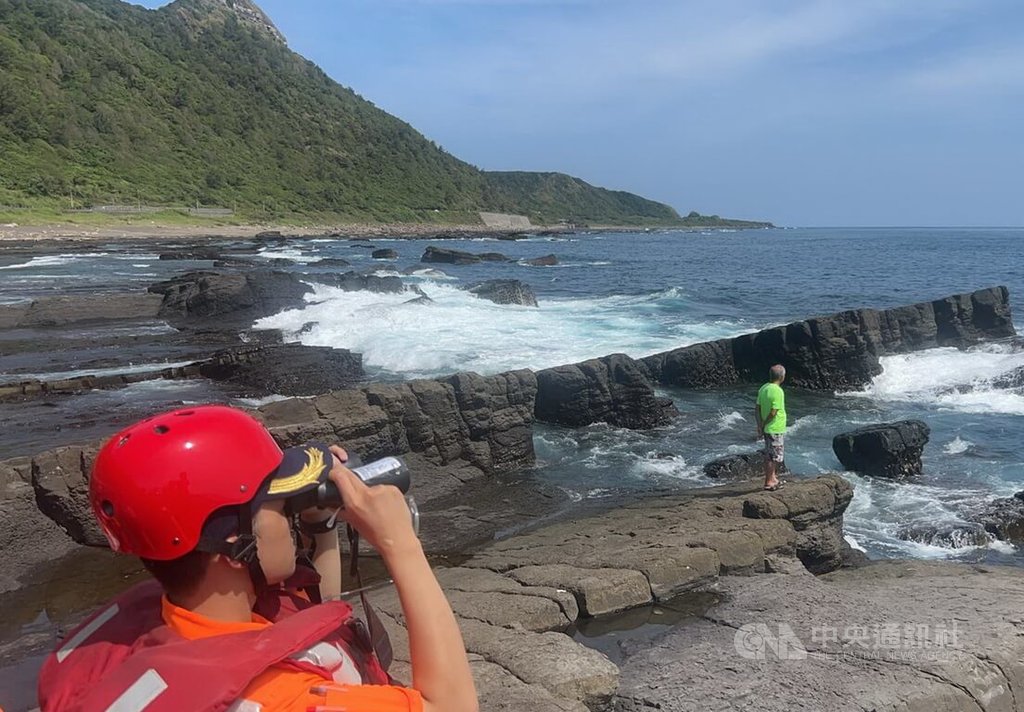新北消防局與海巡署據報，貢寮區萊萊磯釣場附近海域，有3名女潛水客失聯。人車與船艇、漁船搜救，於中午將漂流至外海定置漁網的3人，救回送上岸，不需送醫。（翻攝畫面）中央社記者黃旭昇新北傳真  114年10月11日