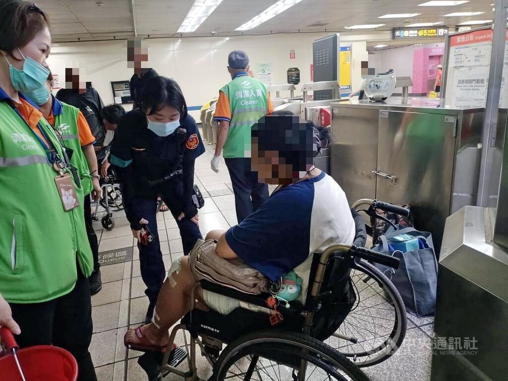 台北捷運板南線新埔站手扶梯意外，消防局將傷者送醫治療，警方也在現場關懷慰問。（翻攝畫面）中央社記者黃旭昇新北傳真 114年10月11日