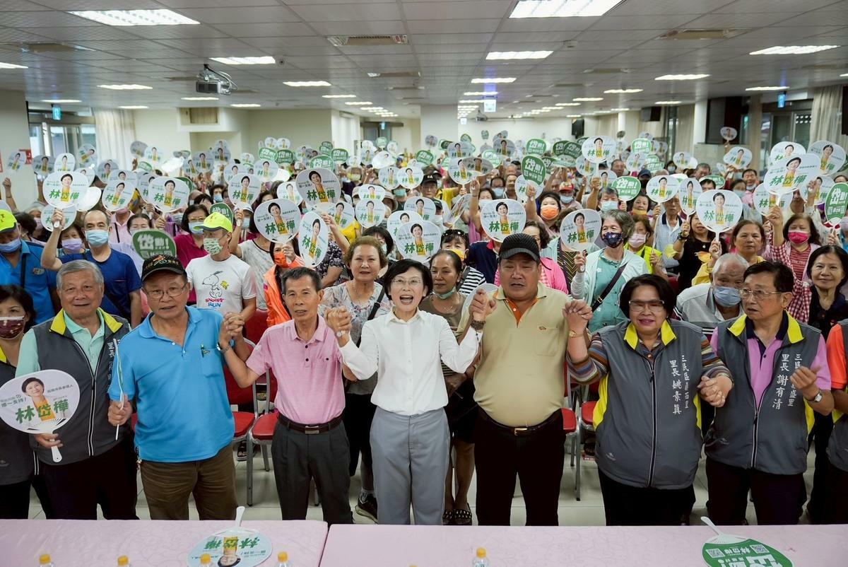 林岱樺(前排中)三民區覆鼎金保安宮辦座談，超過20位里長及地方人士力挺。 圖：林岱樺辦公室/提供
