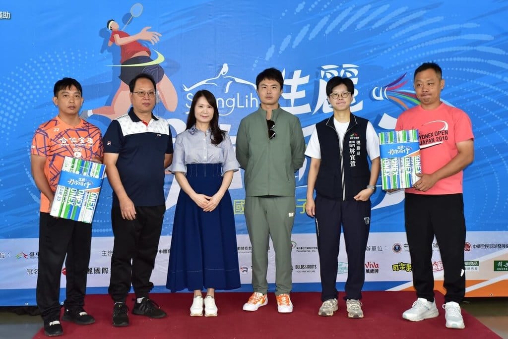 2025生麗「羽你同行」國小暨親子分齡賽11日在台中朝馬運動中心登場，生麗集團創辦人徐鳳娥（左3）和台中市運動局專委林宜萱（右2）並代表捐贈羽球給基層學校，善盡社會責任。（生麗國際提供）中央社記者黎建忠傳真　114年10月11日