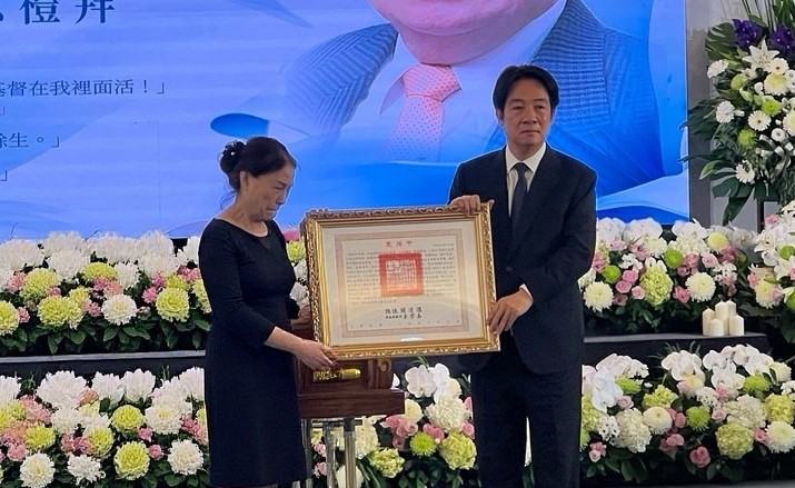 賴清德(右)親頒褒揚令予張俊雄家屬。 圖：民進黨高雄市黨部/提供