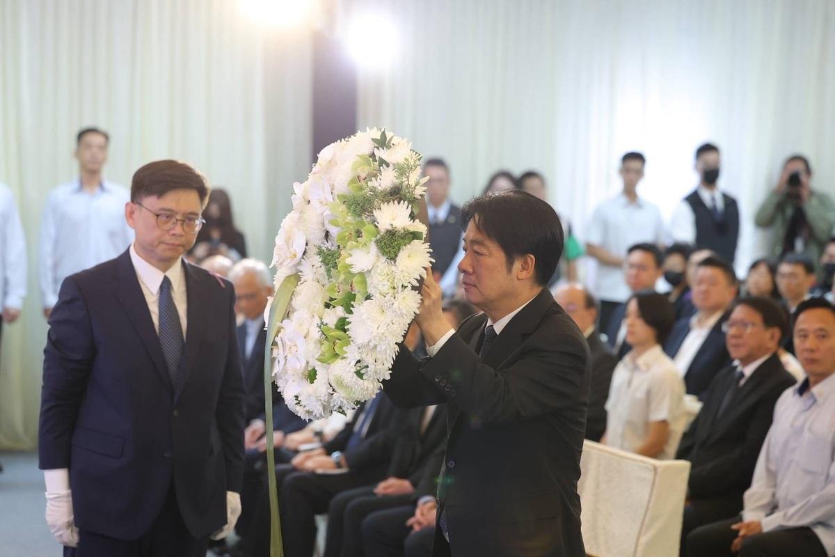 賴清德(右)在張俊雄靈前獻花。 圖：民進黨高雄市黨部/提供