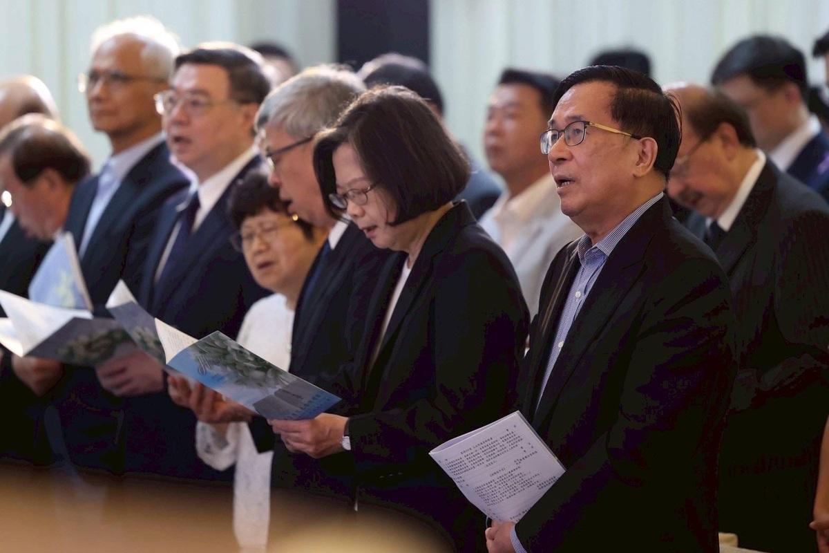 前總統陳水扁(右一)及蔡英文(右二)均親臨張俊雄告別式。 圖：民進黨高雄市黨部/提供