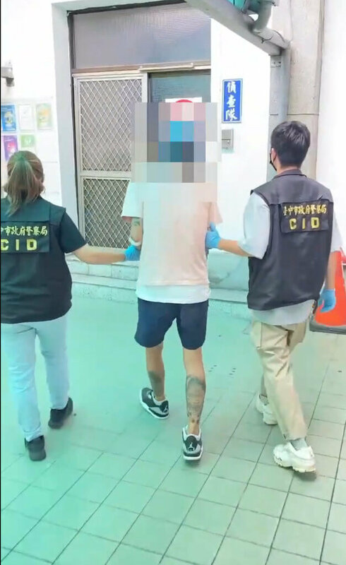 劉姓男子9日凌晨開車行經台中市西區時失控撞進一家茶葉行，殃及住在店面後隔間的母子，釀1死1傷。驗出毒品反應的劉男住院3天後出院，由警方帶回詢後送辦。（民眾提供）中央社記者趙麗妍傳真 114年10月11日