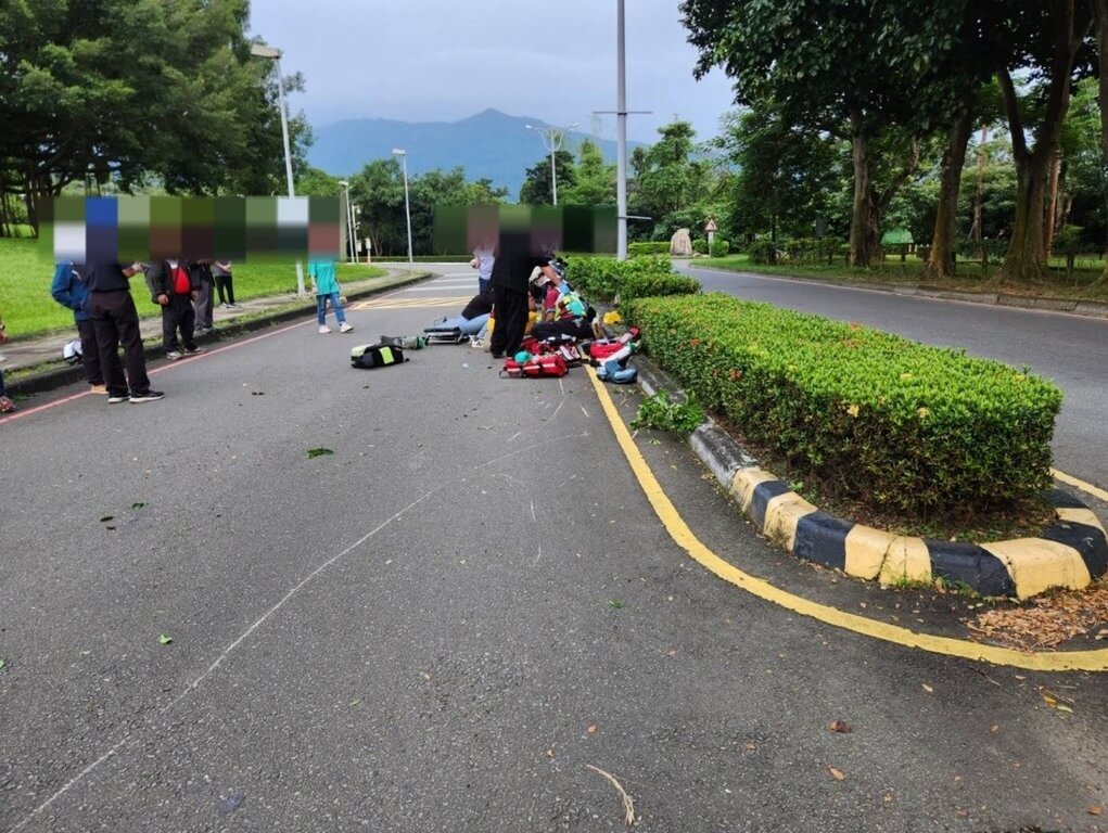 屏東科技大學11天內發生2起學生騎機車自摔死亡車禍，其中一起事故為邱姓男大生1日騎車行經孟祥體育館前學府路時，自摔後撞上分隔島，當場失去生命跡象。（內埔警分局提供）中央社記者黃郁菁傳真　114年10月11日