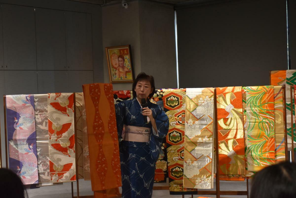 松村雅子帶領現場來賓進入和服腰帶的前世今生。 圖：高雄市銀髮族協會/提供