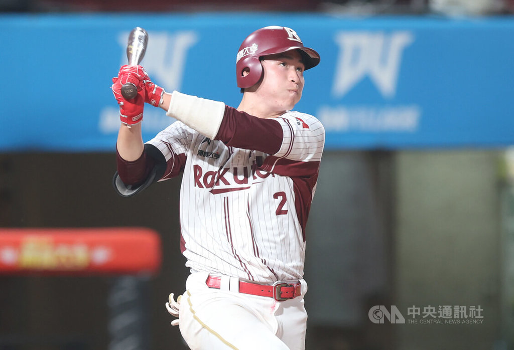 中華職棒季後挑戰賽第2戰，宋嘉翔8局下敲出追平轟、9局下滿壘時再敲再見安打，助桃猿以7比6險勝，季後賽保住一線生機。中央社記者張新偉攝　114年10月11日