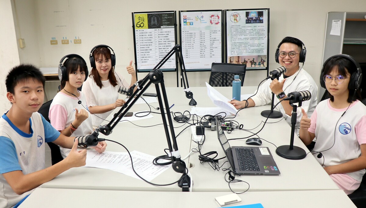 吳玉玫(左三)與許榮宏(右二)帶領鳳林國中師生共同投入Podcast節目製作，並勇奪今年金鐘播客Podcast獎藝術文化節目獎。 圖：高雄市教育局/提供