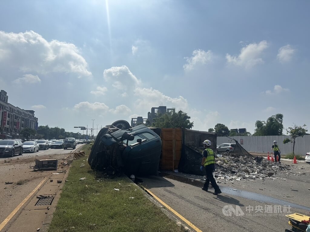 台中沙鹿區向上路6段大下坡路段，12日上午有1輛大貨車自撞安全島，側翻到對向車道，還波及到1輛小客車，大貨車駕駛受傷送醫治療。（翻攝照片）中央社記者蘇木春傳真 114年10月12日