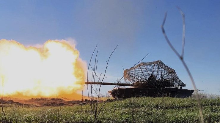 應對俄軍無人機投擲手榴彈或精準打擊坦克頂甲，烏克蘭開發反無人機坦克「罩子」。 圖：翻攝烏克蘭武裝部隊總參謀部