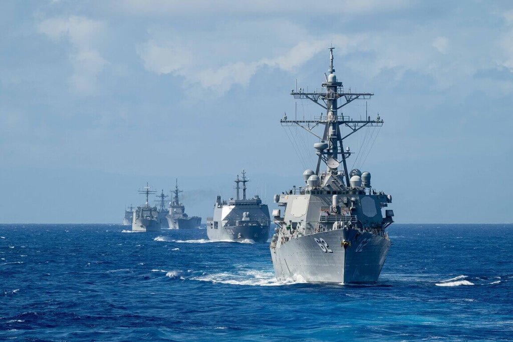 圖為2024年環太平洋軍演近40艘軍艦在海上編隊航行，展示各國不同裝備和系統可共同進行任務的「作業互通能力」。 圖：美國軍聞網站「國防視覺資訊發布服務單位」提供