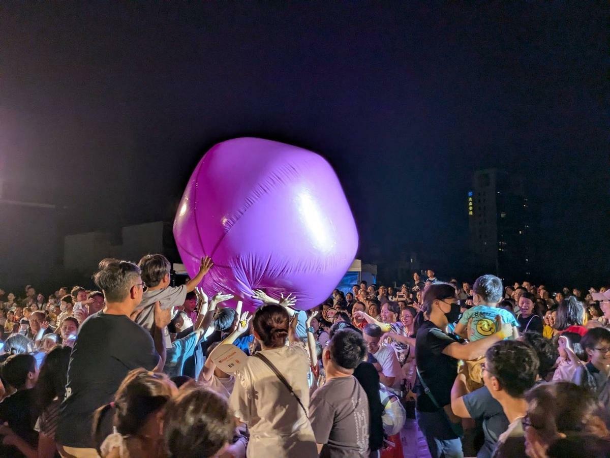 紙風車即將成真火舞團仁武演出，現場湧入超過3000名大小朋友。 圖：邱議瑩競選總部/提供