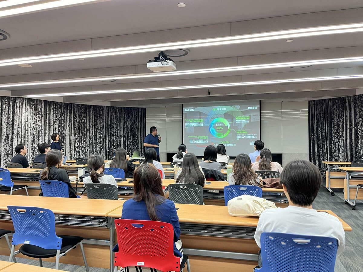 勤業眾信「科技與轉型」團隊介紹事務所四大專業服務，帶領青年學員看見從數字背後到策略顧問的全方位職能。 圖：高雄市青年局/提供