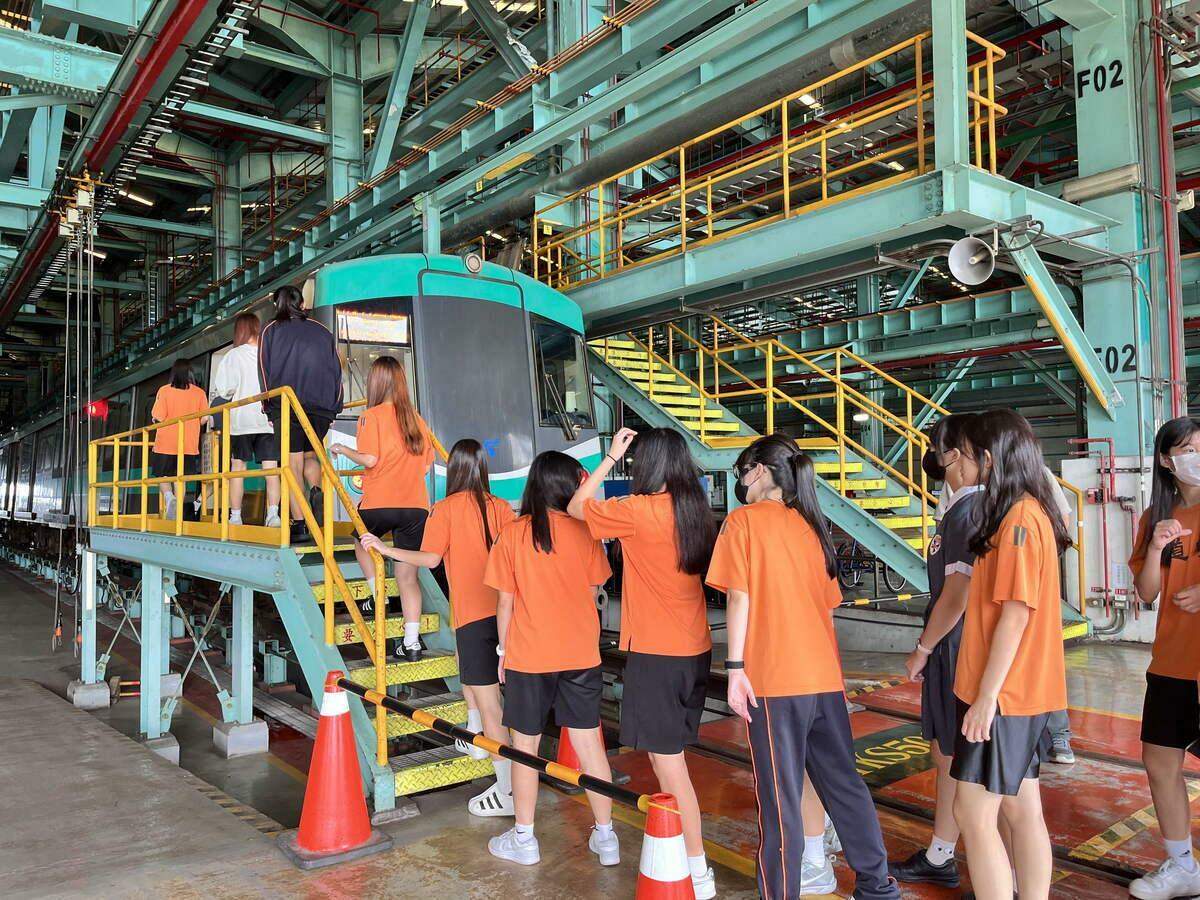 學員走進高雄捷運南機廠，實地了解列車維修與智慧運輸的運作機制，深刻認識公共運輸背後的專業管理模式。 圖：高雄市青年局/提供