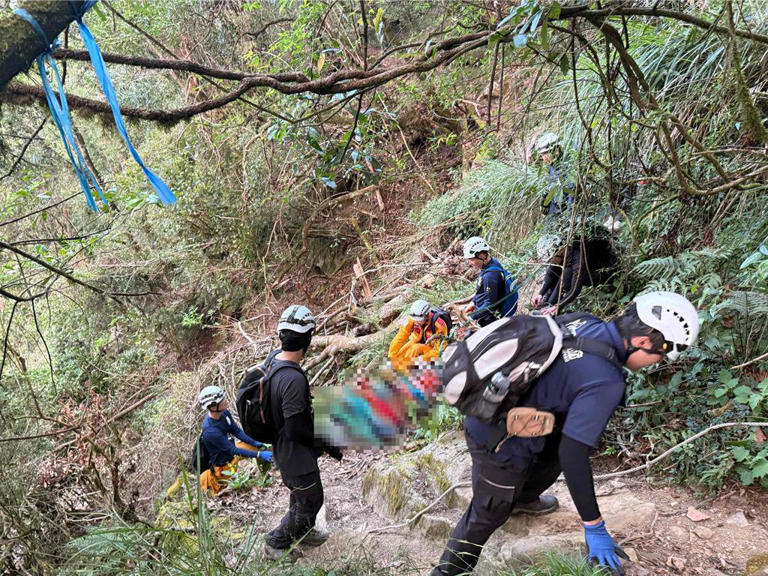 救難人員以軟式擔架固定將男童搬運抬回登山口。 圖：嘉義縣消防局提供