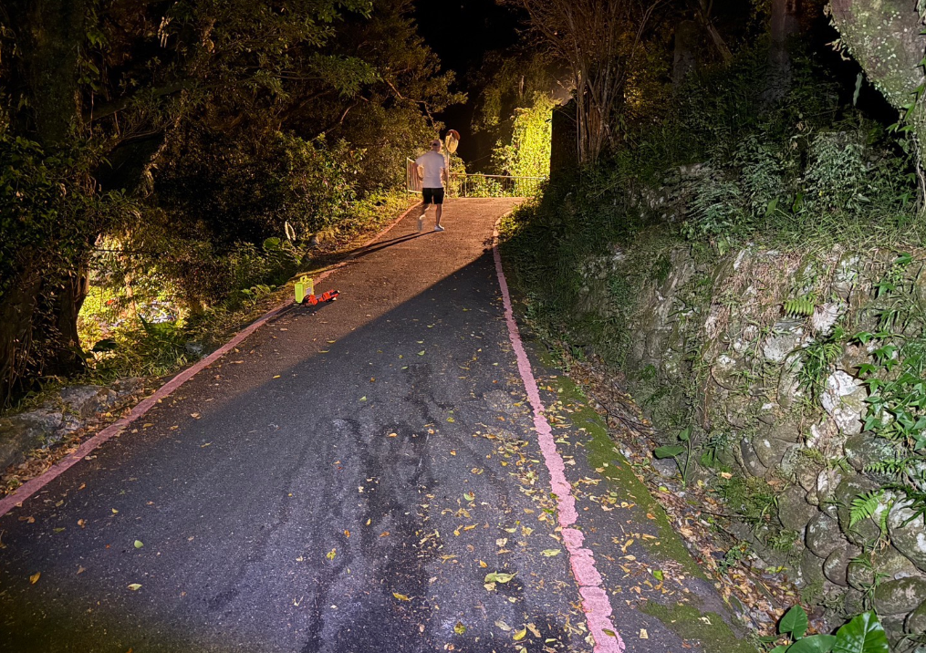 男子因不明原因倒臥路邊，遭行經的計程車輾過身亡。 圖：翻攝自記者爆料網