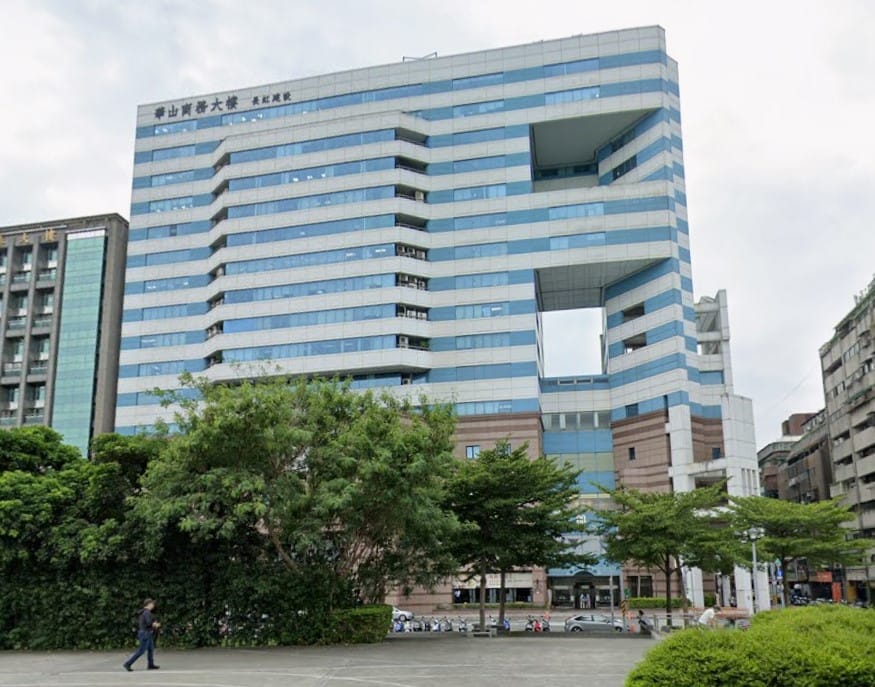 民眾黨主席黃國昌養狗仔跟監政敵風波持續延燒，13日有媒體踢爆，黃國昌的狗仔對最愛埋伏跟拍綠營政要的地點竟是「華山商務大樓」，而該處也是民進黨中央黨部所在地。 圖：翻攝自GoogleMap