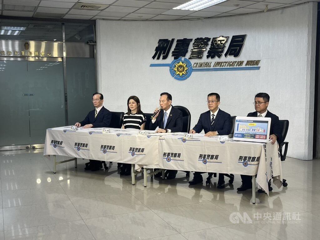 根據刑事局最新統計資料顯示，詐騙集團假借花蓮洪災名義行騙共11件報案，總財損逾新台幣62萬元，13日特邀藝人王彩樺（左2）倡議宣導識詐、防詐。中央社記者黃麗芸攝 114年10月13日