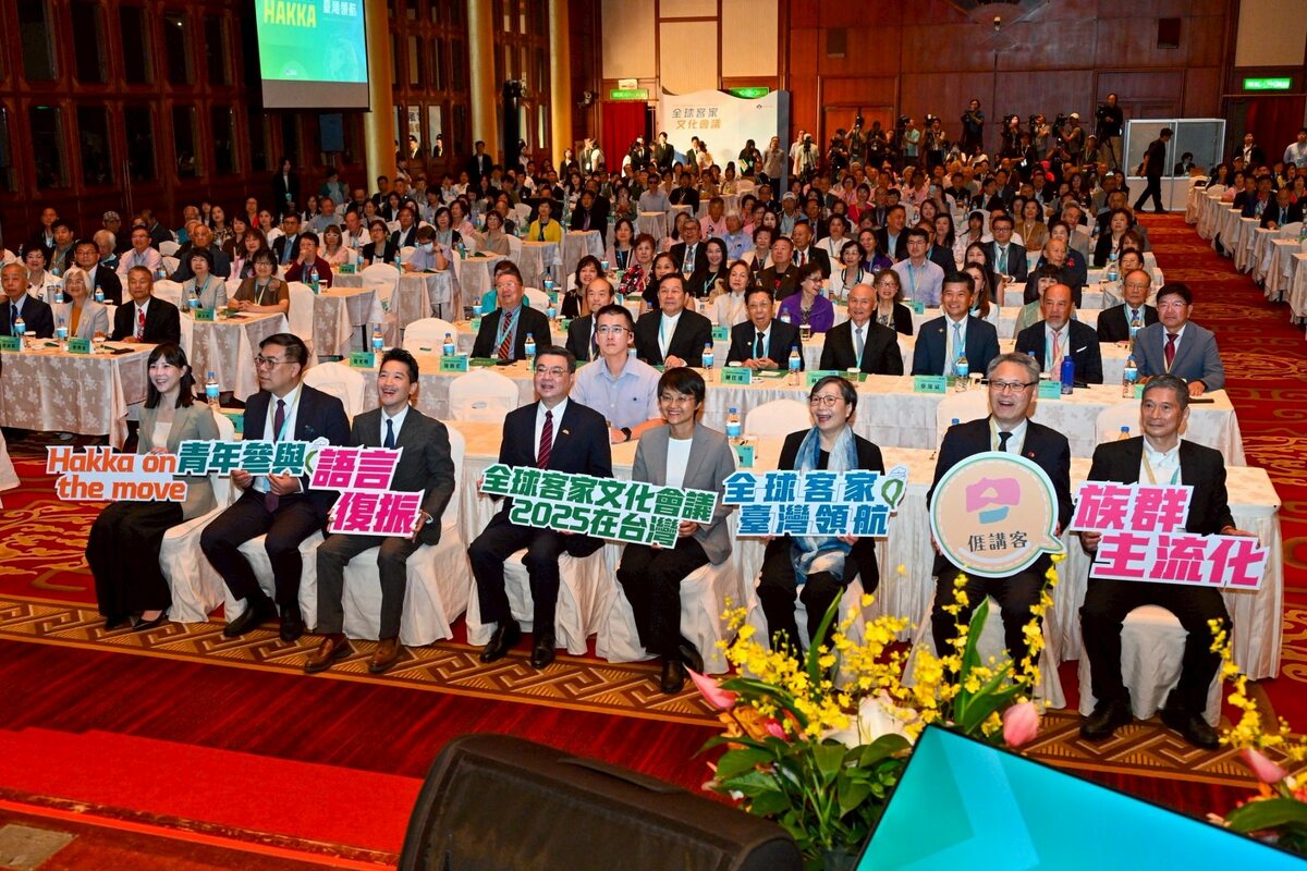 「2025全球客家文化會議」以「全球客家　台灣領航」為主軸，聚焦「族群主流化與公共參與」、「語言復振暨科技推展」、「客庄區域與產業發展」、「藝文傳播與國際串流」共4大主題，並安排海外社團領袖共同分享客家文化的國際推展實務。 圖：擷自卓榮泰臉書粉專