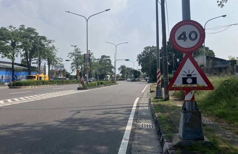 機車騎士PO網公審警方躲樹後抓超速，不料遭網友撻伐。 圖：警方提供