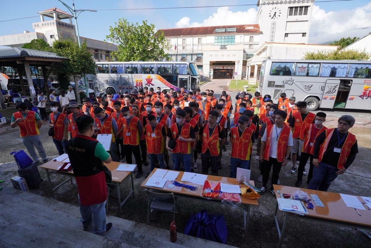 首批接受勤務召集的備役役男，今日上午於瑞穗鄉公所完成報到並舉行開訓典禮。 圖：內政部提供