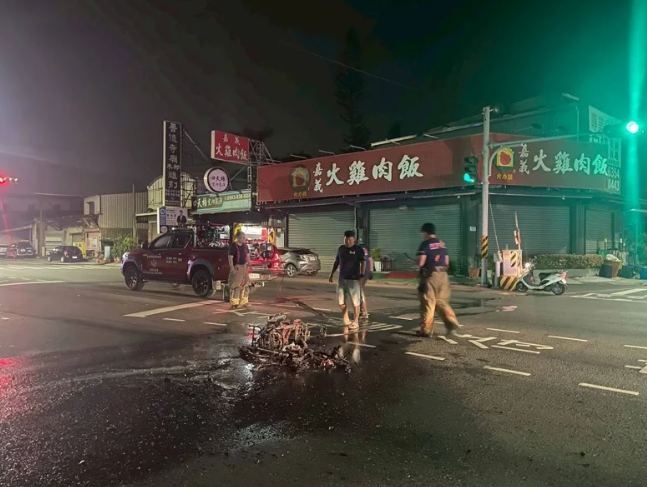 台南一名女子酒駕失控自摔，機車一路滑行造成火燒車意外。 圖：翻攝網路