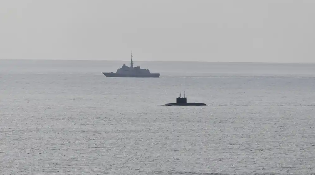 俄國海軍基洛級改良型潛艦「新羅西斯克號（B-261）」，傳因故障在法國海域緊急上浮。俄方13日發出聲明駁斥。 圖：翻攝「臉書」NATO Maritime Command粉絲專頁