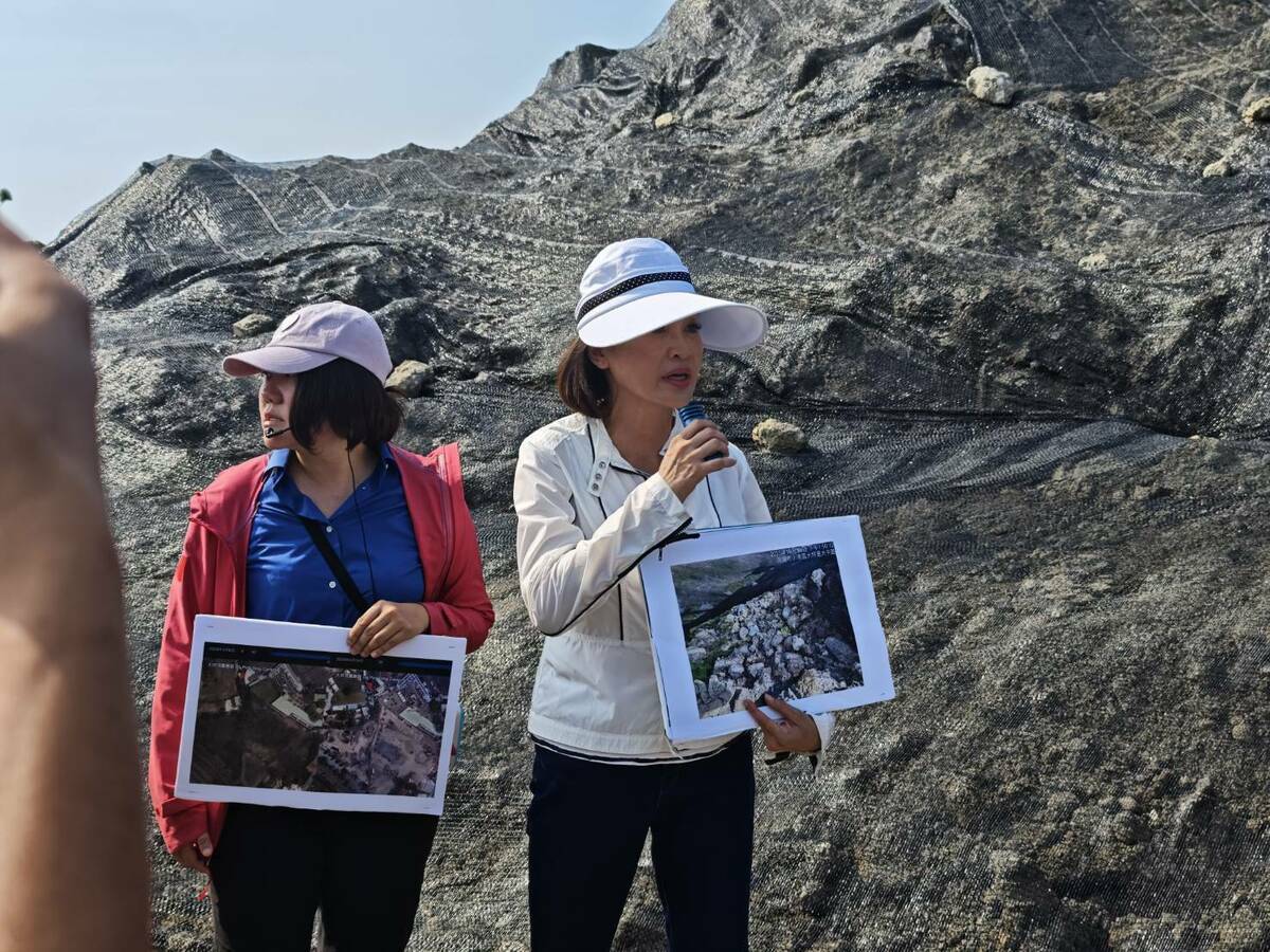 國民黨立委柯志恩與高雄市議員邱于軒、許采蓁等人，會同水利局、媒體到大坪頂坪北段保護區會勘。 圖：柯志恩辦公室/提供