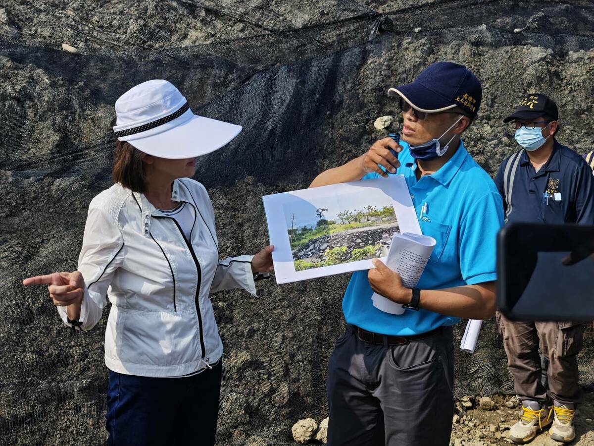 國民黨立委柯志恩與高雄市議員邱于軒、許采蓁等人，會同水利局、媒體到大坪頂坪北段保護區會勘。 圖：柯志恩辦公室/提供