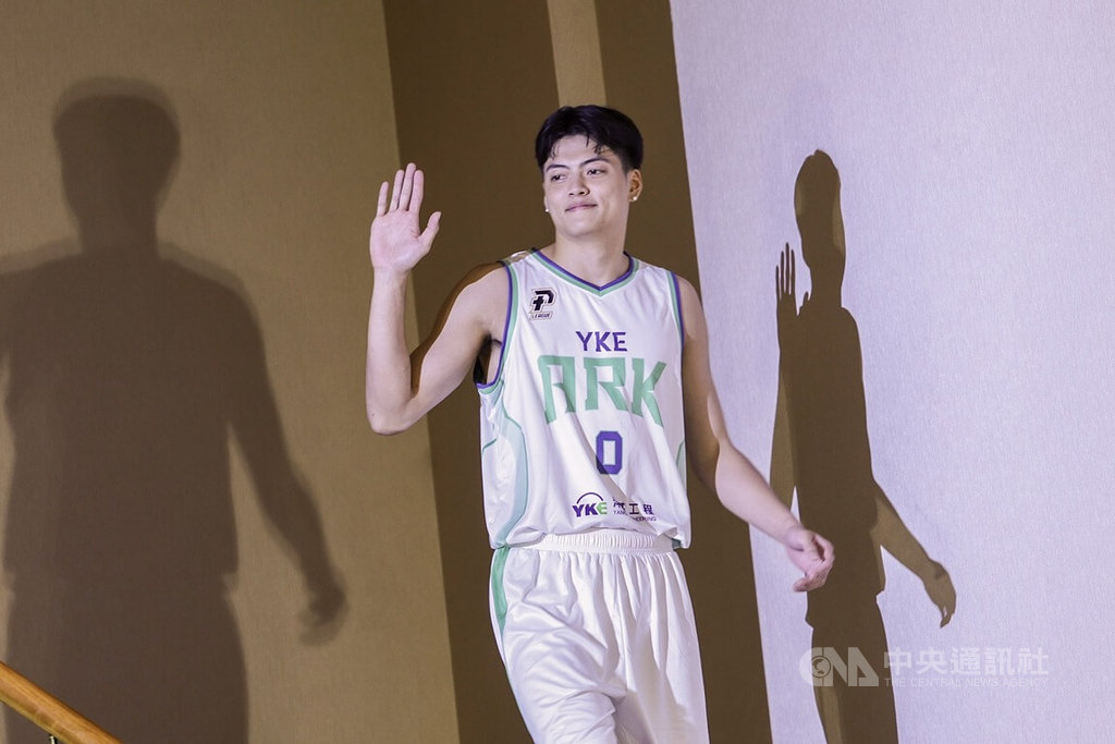 台灣職籃P. LEAGUE+聯盟洋基工程成立大會13日在台北舉行，新科狀元葉惟捷（圖）倍受矚目，他說，新賽季還是保持平常心看待，主要先加強自己的得分手段、穩定命中率，目標會放在新人王。中央社記者裴禛攝　114年10月13日