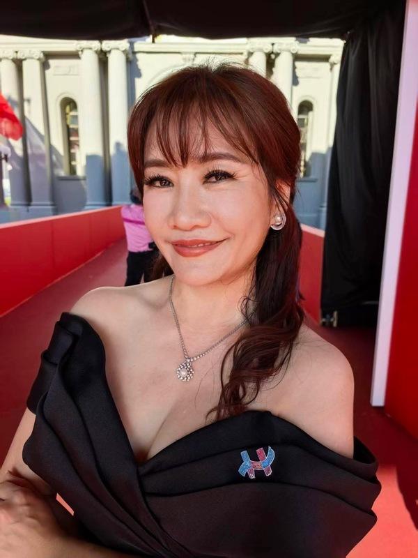國慶大典主持人王淺秋胸前Metasoul項鍊格外引人注目，設計靈感出自光學股王大立光。 圖：取自王淺秋臉書