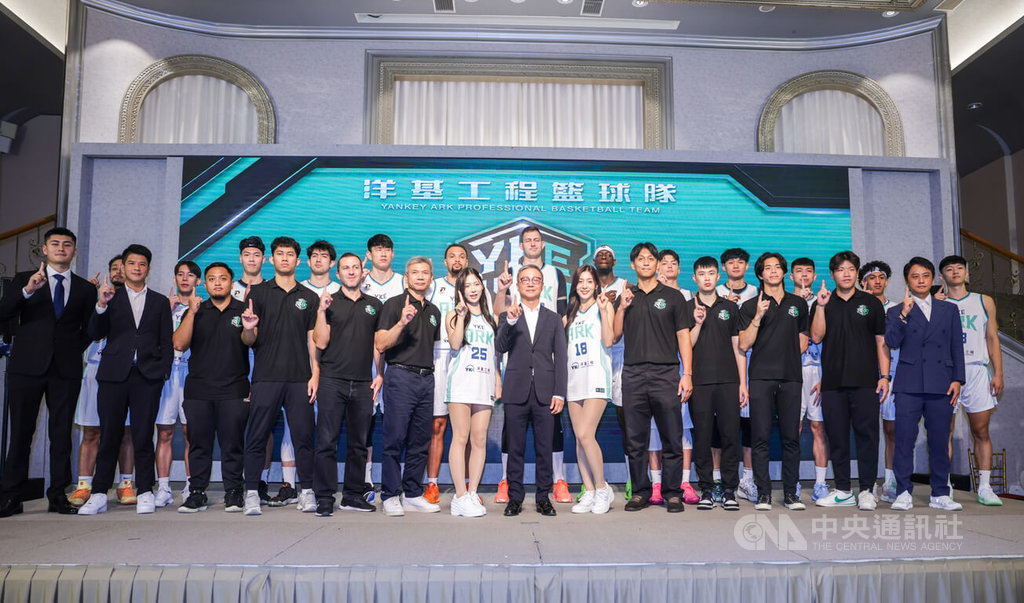 台灣職籃P. LEAGUE+聯盟新球隊洋基工程13日在台北舉行啟動記者會，洋基工程公司董事長劉士源（前排右7）分享創隊理念與未來願景，並率球團成員合影留念。中央社記者裴禛攝　114年10月13日