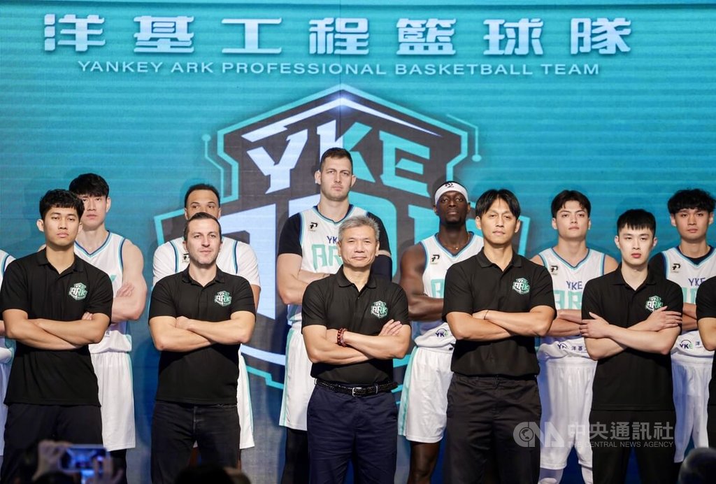 台灣職籃P. LEAGUE+聯盟新球隊洋基工程將以新竹市立體育館作為主場，13日全隊正式亮相，總教練李逸驊（前排中）希望新賽季可以打進季後賽。中央社記者裴禛攝　114年10月13日