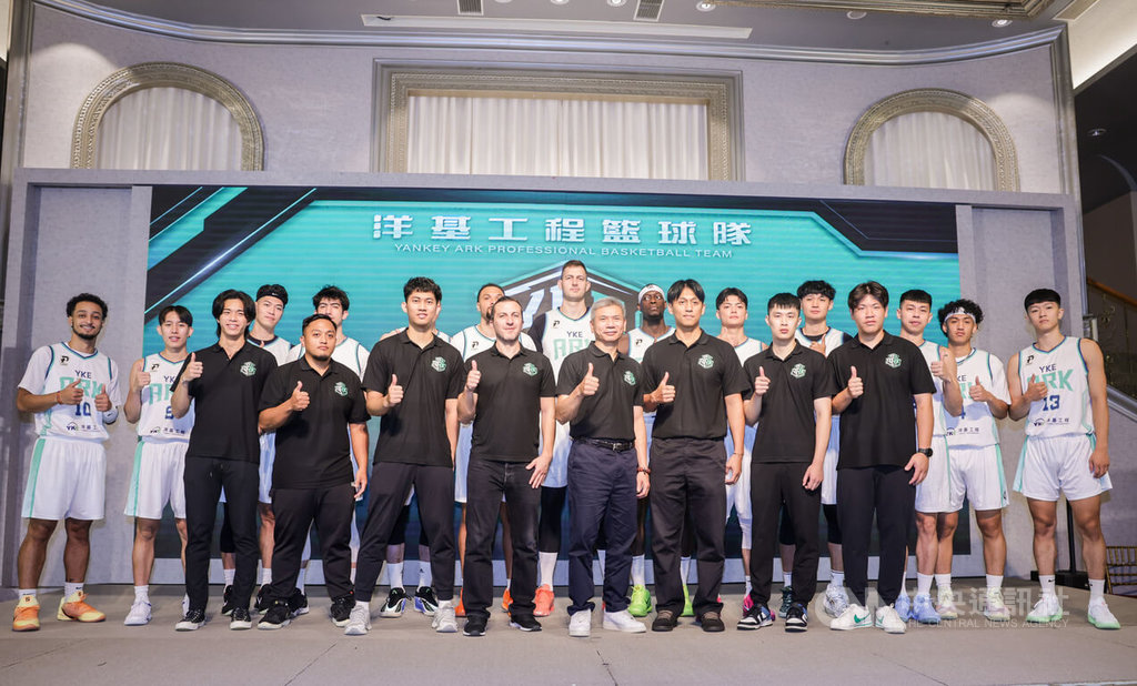 台灣職籃P. LEAGUE+聯盟生力軍洋基工程13日下午舉行成立大會，全隊共13名球員首度亮相，新任總教練由前中信特攻「光哥」李逸驊（前排右4）擔任。中央社記者裴禛攝　114年10月13日
